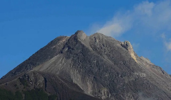 gunung-merapi-alami-tiga-kali-gempa-guguran